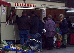 Es ist gar nicht so einfach ein Bild vom unserem Wurstwagen zu machen, Kunden versperren immer die Optik.
