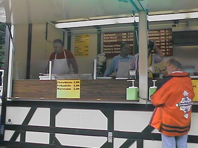 Ganz frh morgens stehen in STICHs Bratwurst-Wagen auch mal mehr Mitarbeiter, wie Kunden davor!